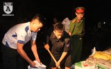 Lực lượng Công an trắng đêm đắp đê tả Bùi ở Chương Mỹ